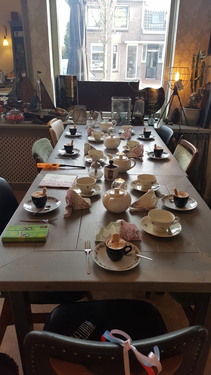Gedekte tafel voor een high tea