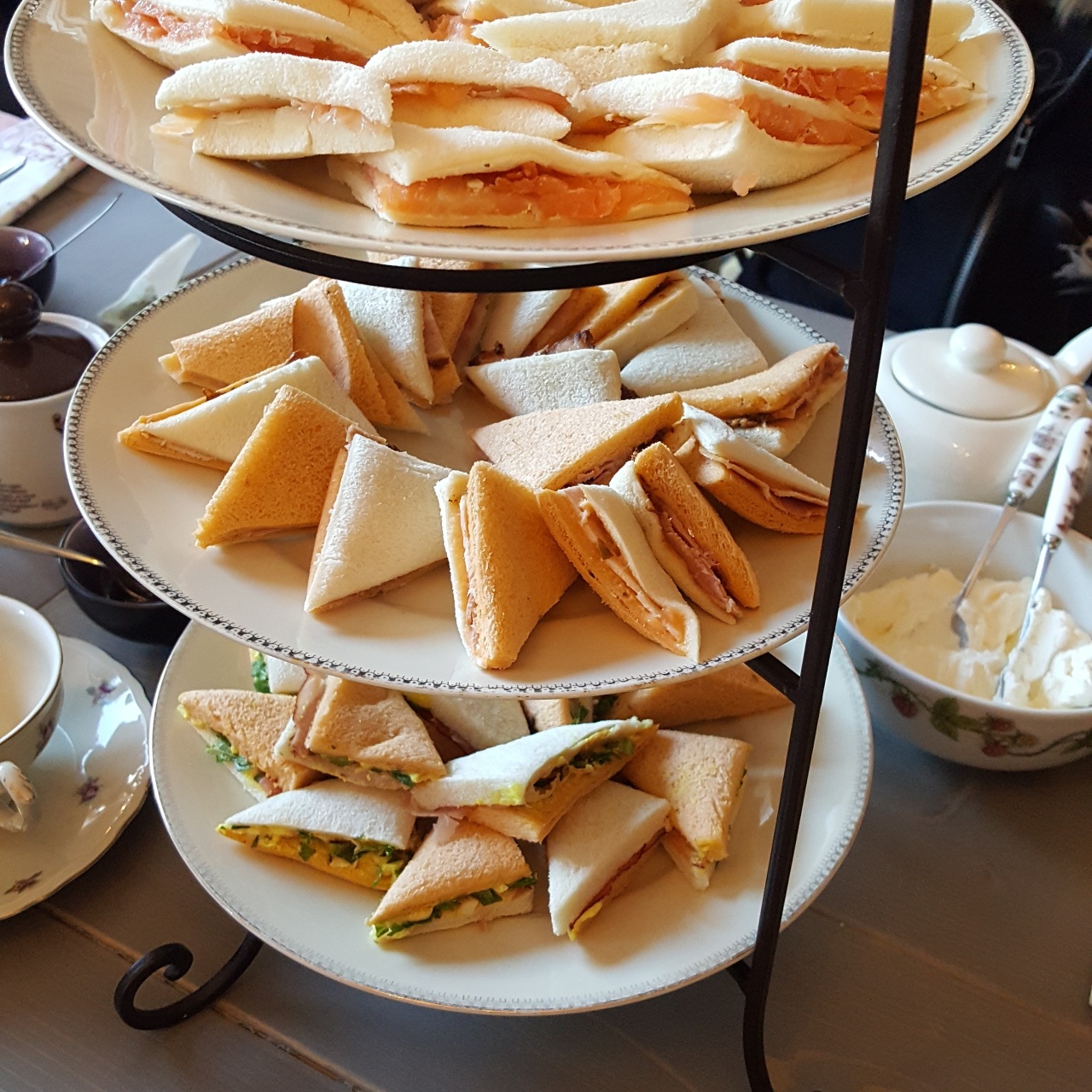 Etagère met hartige sandwiches