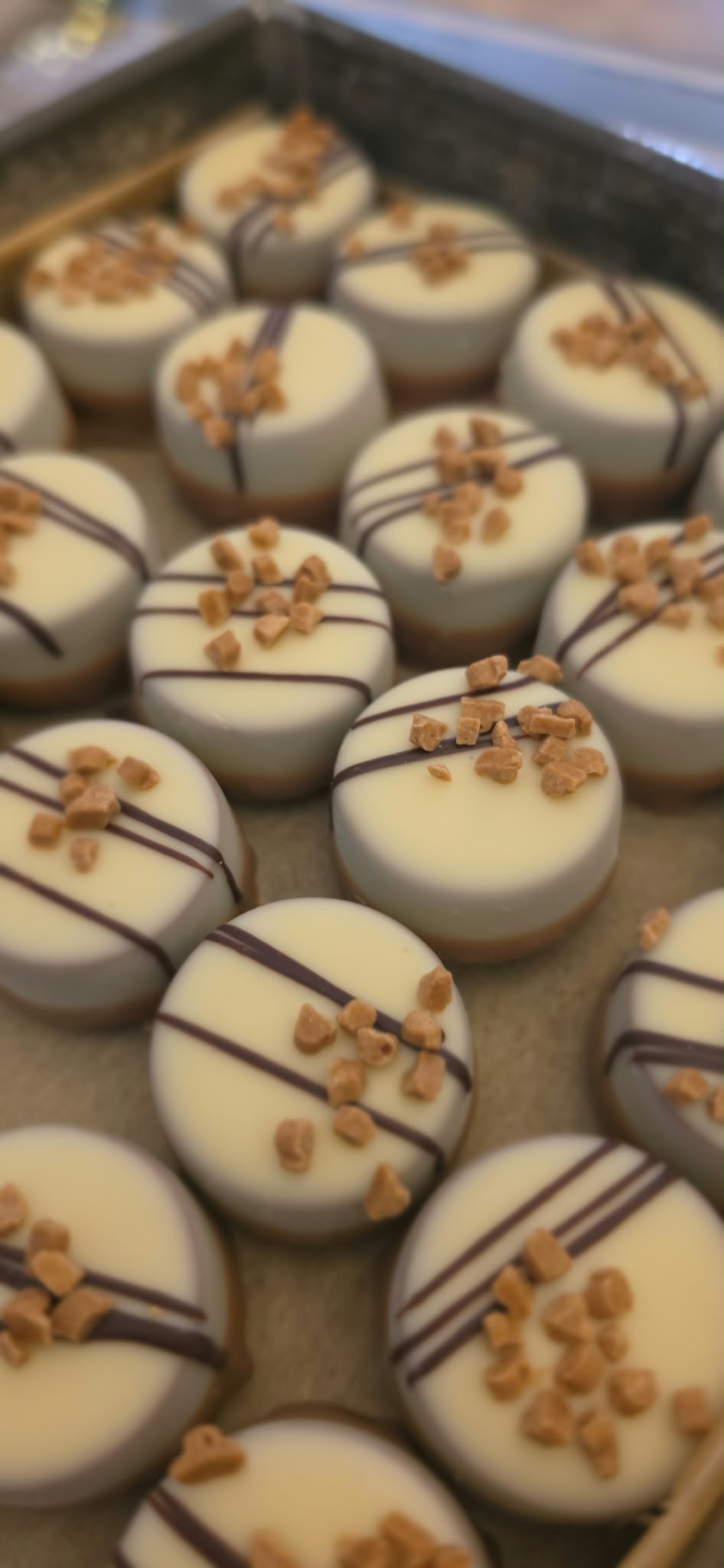 Witte chocoladebonbons met een krokante topping