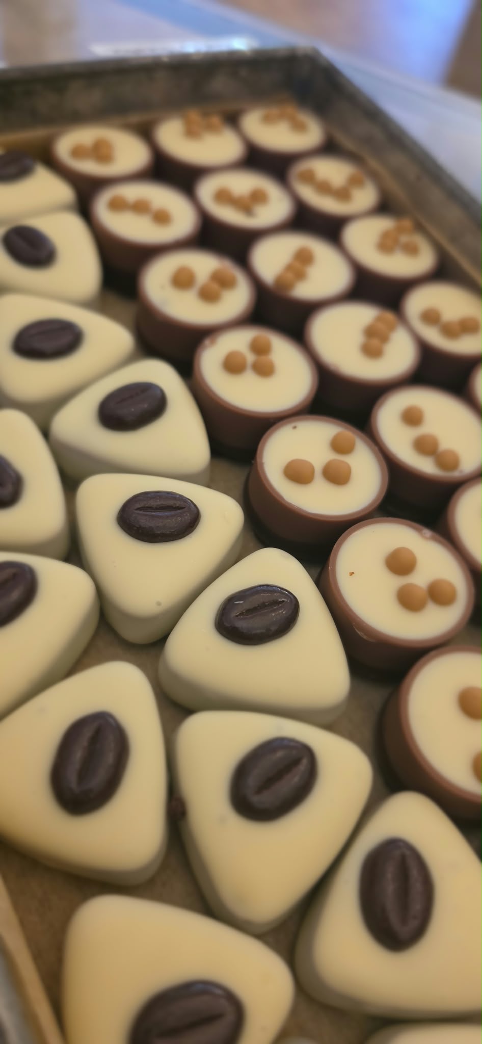 Bonbons van witte en melkchocolade