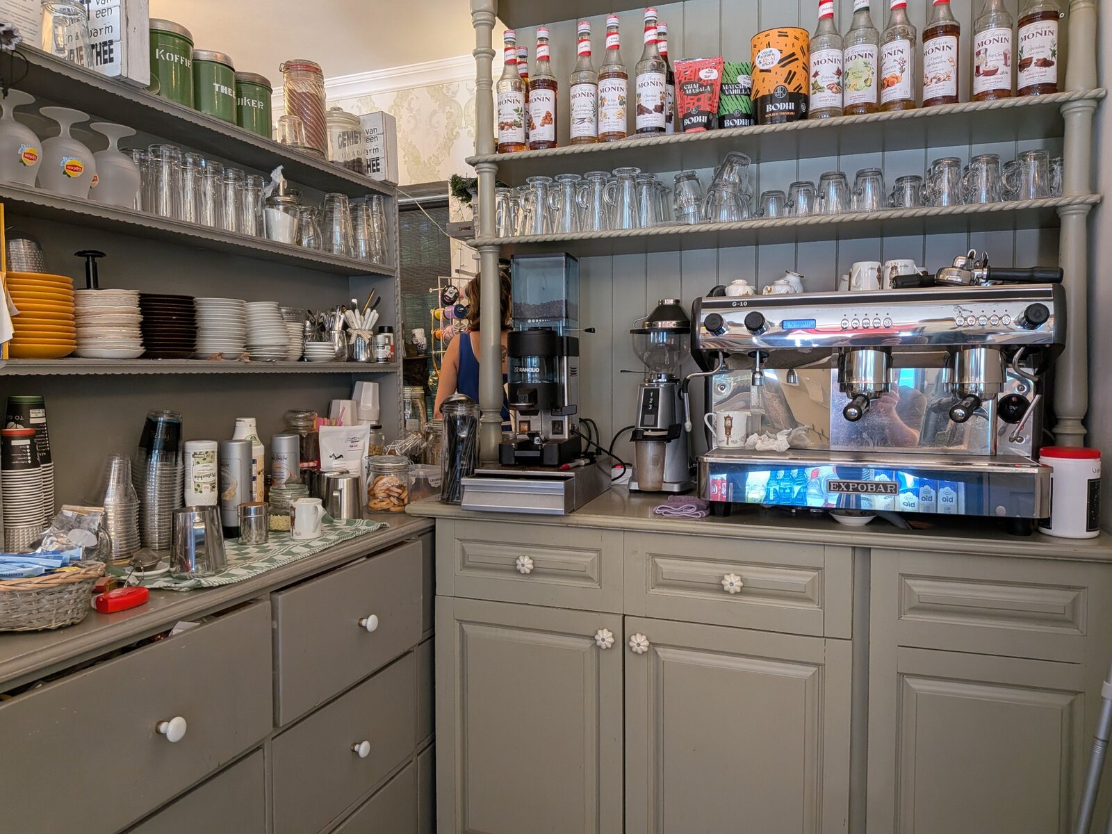 Koffiemachine in de winkel van Dresswaar & Thee