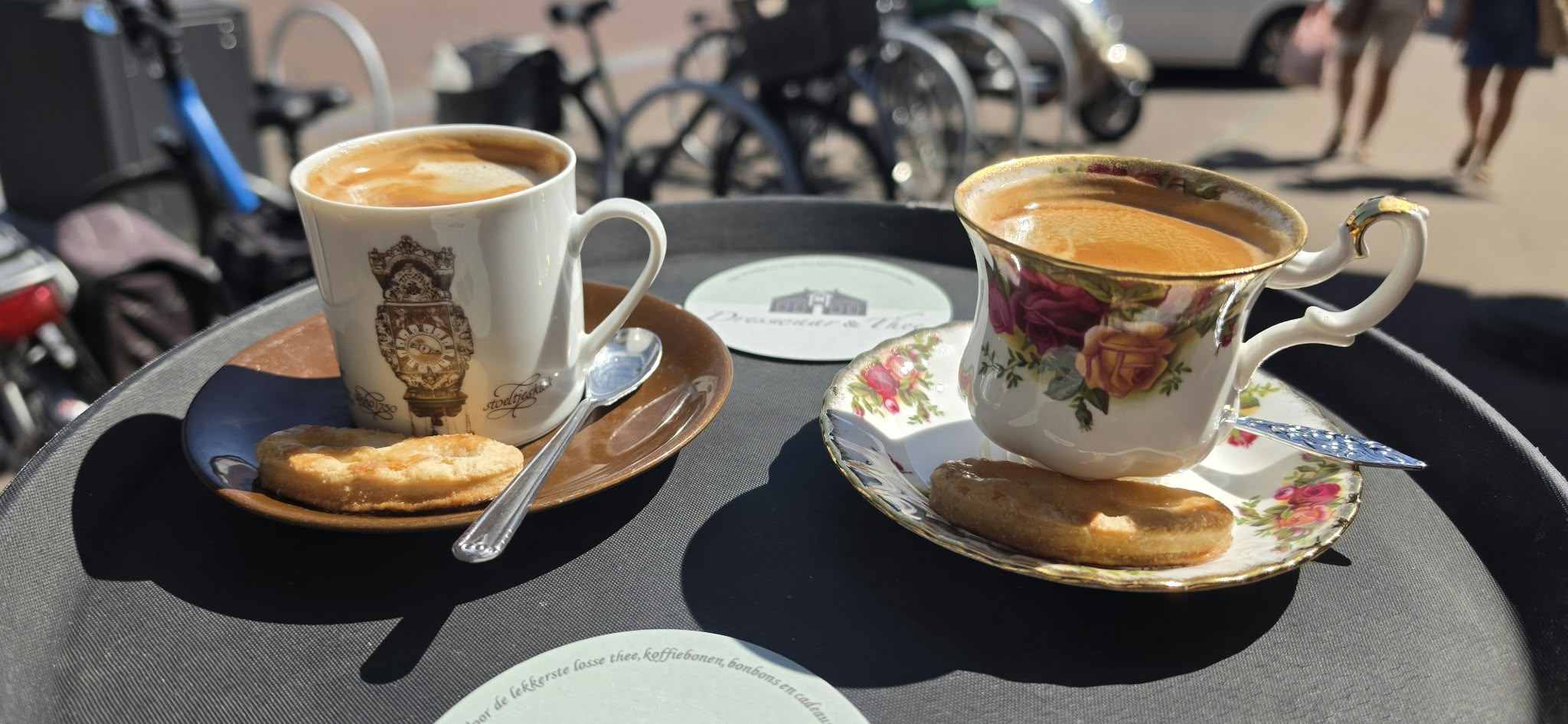 Twee kopjes verse koffie bij Dresswaar & Thee